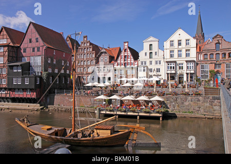 Am Stintmarkt con il vecchio porto, Lueneburg, Bassa Sassonia, Germania Foto Stock