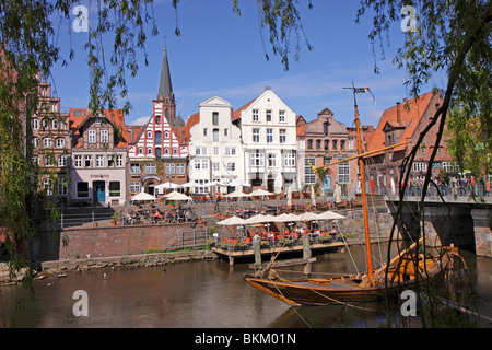 Am Stintmarkt con il vecchio porto, Lueneburg, Bassa Sassonia, Germania Foto Stock