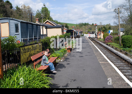 Uscire di casa giovane ragazzo a Staverton stazione ferroviaria,pendolari, il pendolarismo, emissioni, Inghilterra, l'ambiente, Foto Stock