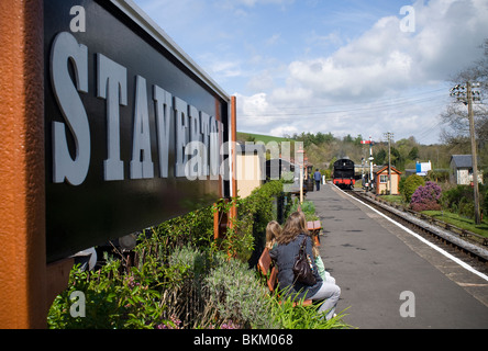 Costruzioni ferroviarie a Staverton stazione ferroviaria,pendolari, il pendolarismo, emissioni, Inghilterra, ambiente, terreni agricoli, campi, superstrada, Foto Stock