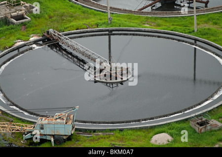 Gruppo dal grande sedimentazione drenaggi forma rotonda. La sedimentazione acqua, purificazione nel serbatoio da organismi biologici Foto Stock