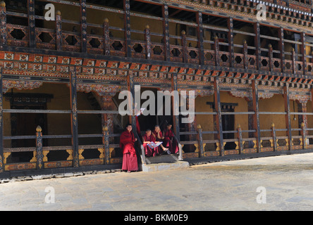 I giovani monaci buddisti rilassante,Trongsa Dzong Bhutan Foto Stock