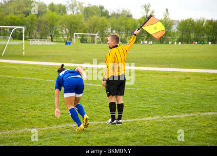 Football Soccer buttare gettando il gioco della palla ragazza della gioventù play arbitro bandiera Foto Stock