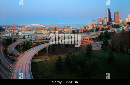 Lo skyline di Seattle all alba di un giorno di inverno in febbraio Foto Stock