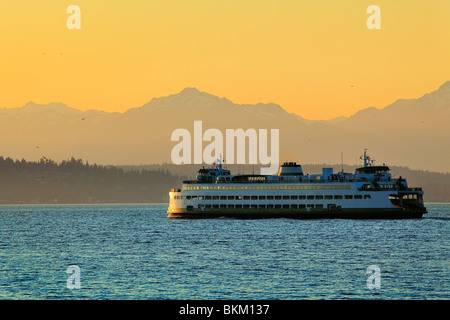 Stato di Washington il traghetto a Elliott Bay con le montagne olimpiche in distanza Foto Stock