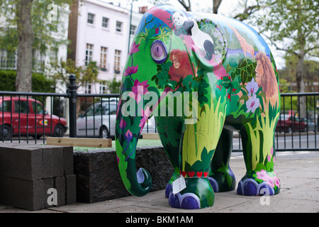 Uno dei 260 baby elefante asiatico statue, comprendente la Elephant Parade, che possono essere trovati in tutto il centro di Londra, Inghilterra Foto Stock