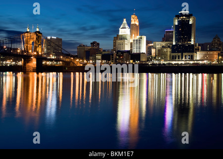 Cincinnati dopo il tramonto. Foto Stock