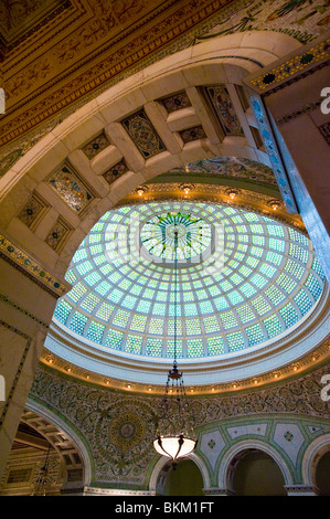 Preston Bradley Hall del Chicago Cultural Center di Chicago, Illinois. Tiffany mosaico cupola di vetro. Foto Stock