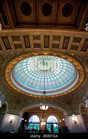 Preston Bradley Hall del Chicago Cultural Center di Chicago, Illinois. Tiffany mosaico cupola di vetro. Foto Stock