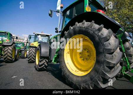 Gli agricoltori francesi hanno spinto centinaia di trattori per le strade di Parigi durante una manifestazione di protesta contro il peggioramento delle condizioni economiche. Foto Stock