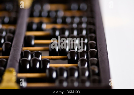 Vecchio legno vintage abacus su sfondo bianco. Foto Stock