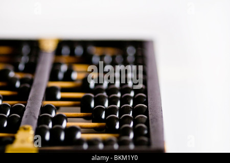 Vecchio legno vintage abacus su sfondo bianco. Foto Stock