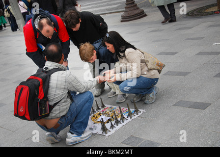 Venditore ambulante in miniatura di vendita Tour Eiffel per turisti Parigi Francia Foto Stock