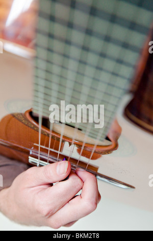 Stringa di nylon la chitarra classica da vicino con la mano destra suonare la chitarra le stringhe. Foto Stock