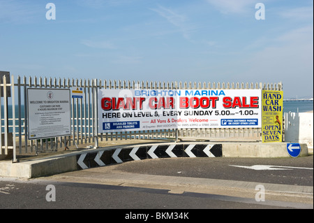 Avvio auto vendita segno sulla parete di un parcheggio pubblico vicino all'ingresso a Brighton Marina Foto Stock