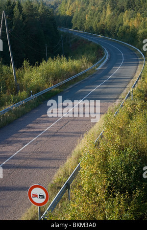 Strada vuota in Lettonia, vicino Kolka Foto Stock