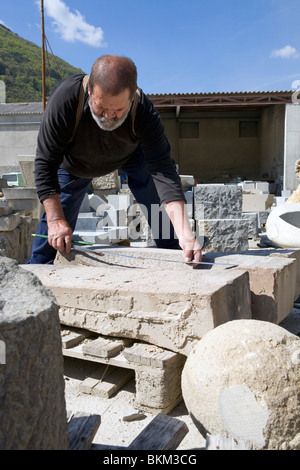 Pierre, uno scalpellatore, dimostra il suo commercio nella sua bottega alla cava di Entrevaux, sulle Alpi francesi Foto Stock