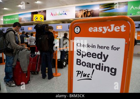 Passeggeri Easyjet check-in presso il Terminal Sud aeroporto di Gatwick. Londra. Regno Unito. Foto Stock