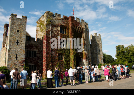 Un inglese un castello medievale con una linea di persone in attesa di andare all'interno Foto Stock