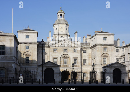 Horse Guards in Whitehall progettato dall architetto William Kent,a causa del tempo di inizio del giorno non vi erano guardie a dovere. Foto Stock