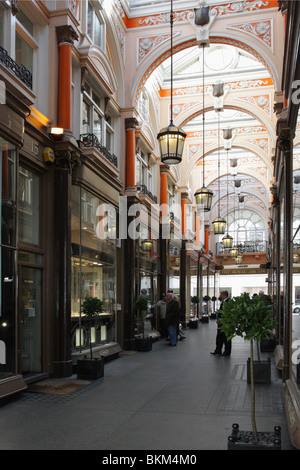 Originariamente conosciuto come il portico è stato rinominato Royal Arcade dopo uno dei shirtmakers era frequentato da Queen Victoria. Foto Stock