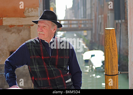 Ritratto di un anziano uomo italiano in piedi accanto a un Canal, Venezia, Italia Foto Stock