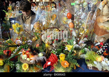 Regali di Pasqua per la vendita in un mercato di Cracovia Foto Stock