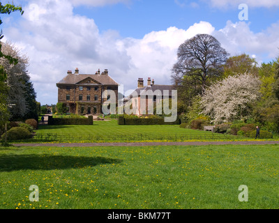 Ormesby Hall di Cleveland, una proprietà del National Trust, in primavera visto da un percorso pubblico al di fuori del motivo Foto Stock