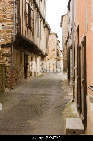 Strada stretta con il vecchio Tradizionale di pietra murata in edifici Bastide città di Sauveterre-de-Rouergue Aveyron Midi-Pirenei Francia Foto Stock