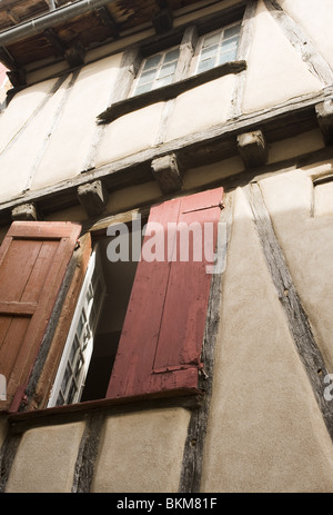 Finestra tradizionali persiane in legno vecchio edificio incorniciati in Sauveterre-de-Rouergue Aveyron Midi-Pirenei Francia Foto Stock