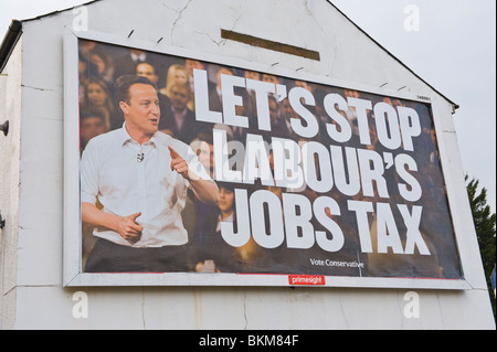 Partito conservatore 2010 elezione generale billboard con David Cameron sulla parete laterale della casa a schiera Newport South Wales UK Foto Stock