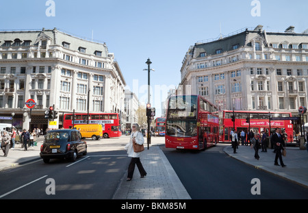 Gli autobus a Oxford Circus, London REGNO UNITO Foto Stock