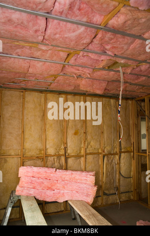 Isolamento in fibra di vetro a pareti e soffitto di una nuova casa in costruzione Foto Stock