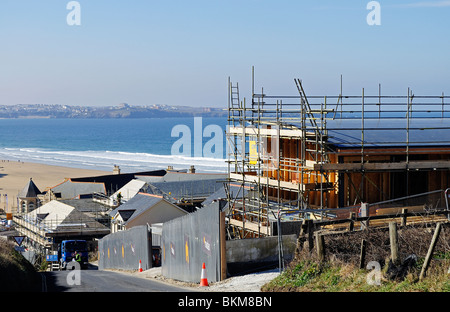 Nuovi appartamenti in costruzione che si affaccia su Watergate Bay vicino a Newquay in Cornovaglia, Regno Unito Foto Stock