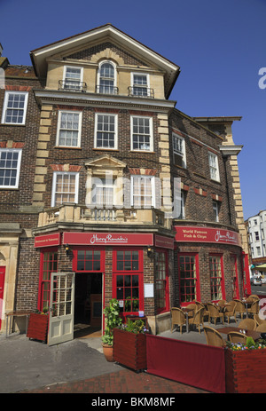 Harry Ramsden's Inglese tradizionale con Fish & Chip Shop sul lungomare di Eastbourne, East Sussex. Foto Stock