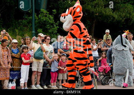 Francia, Parchi a tema, turisti, guardando Disneyland Paris, personaggi Parade, pubblico e scena di pubblico performer folla Foto Stock