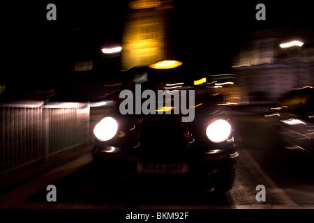 Londra Taxi a Westminster di notte Foto Stock