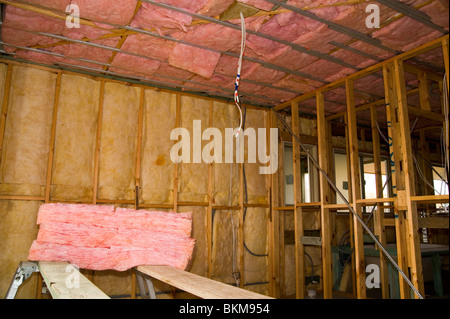 Isolamento in fibra di vetro a pareti e soffitto di una nuova casa in costruzione Foto Stock
