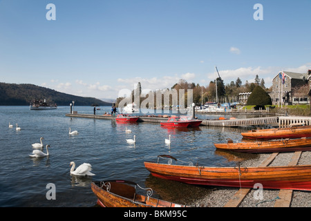 Noleggio barche a remi sul lago Windermere, nel Lake District National Park. Bowness su Wndermere, Cumbria, Inghilterra, Regno Unito, Gran Bretagna Foto Stock