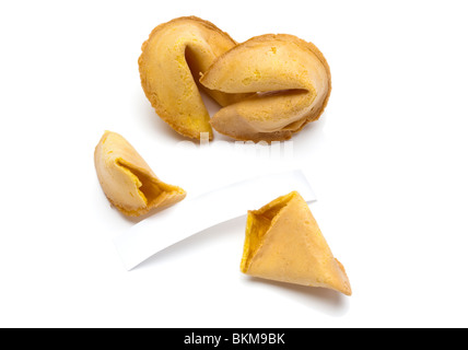 Tre Fortune cookie, uno rotto con un messaggio vuoto tag, sfondo bianco. Compilare il proprio testo. Foto Stock