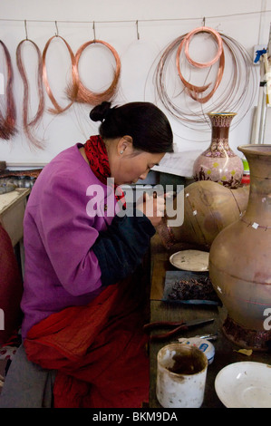 Realizzazione artigianale tradizionale smalto cloisonne vasi Pechino CINA Foto Stock