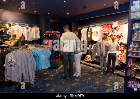 Chessy, Francia, parchi a tema, turisti che visitano Disneyland Paris, persone che fanno shopping nei negozi di abbigliamento Foto Stock