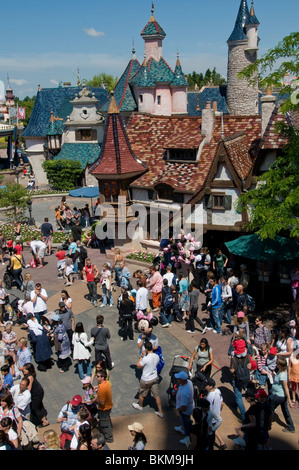 Chessy, Francia, Parchi a tema, persone che visitano Disneyland Paris, Panoramica scena di grandi folle, strada Foto Stock