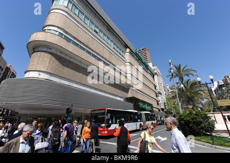 La folla fuori El Corte Ingles, attraversando la Avenida de Federico Soto, Alicante, Alicante provincia, Comunidad Valenciana, Spagna Foto Stock