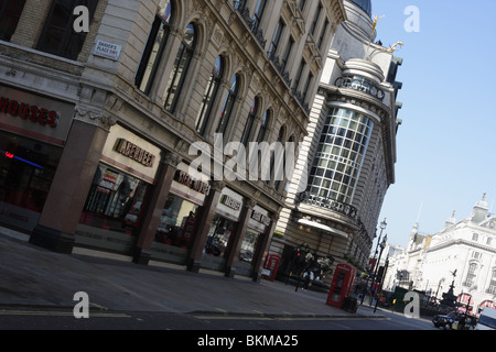 Aspetto angolata di un lontano da Piccadilly Circus nel cuore del West End di Londra, visto da Coventry Street W1. Foto Stock