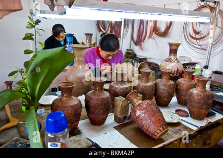 Realizzazione artigianale tradizionale smalto cloisonne vasi Pechino CINA Foto Stock