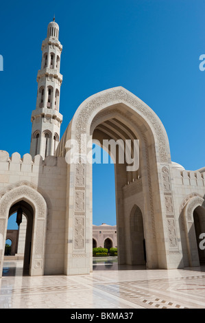 L'area del cortile e Minareto in Sultan Qaboos Grande Moschea, Muscat Oman Foto Stock