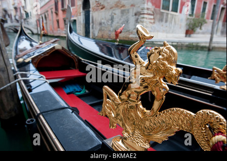 Close up ornato oro statua sulla gondola a Venezia Italia Foto Stock