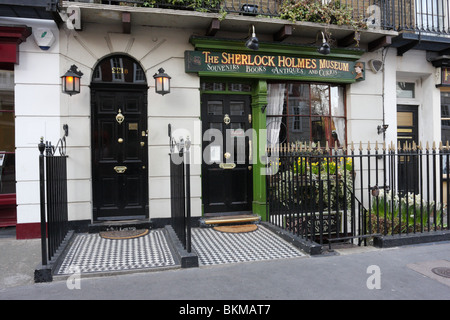 Aspetto frontale della casa fictional del leggendario personaggio immaginario Sherlock Holmes 221b Baker St,London NW1,Inghilterra. Foto Stock