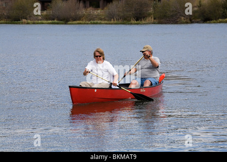 Due sovrappeso dei cittadini anziani in canoa sul fiume Deschutes in Oregon Foto Stock